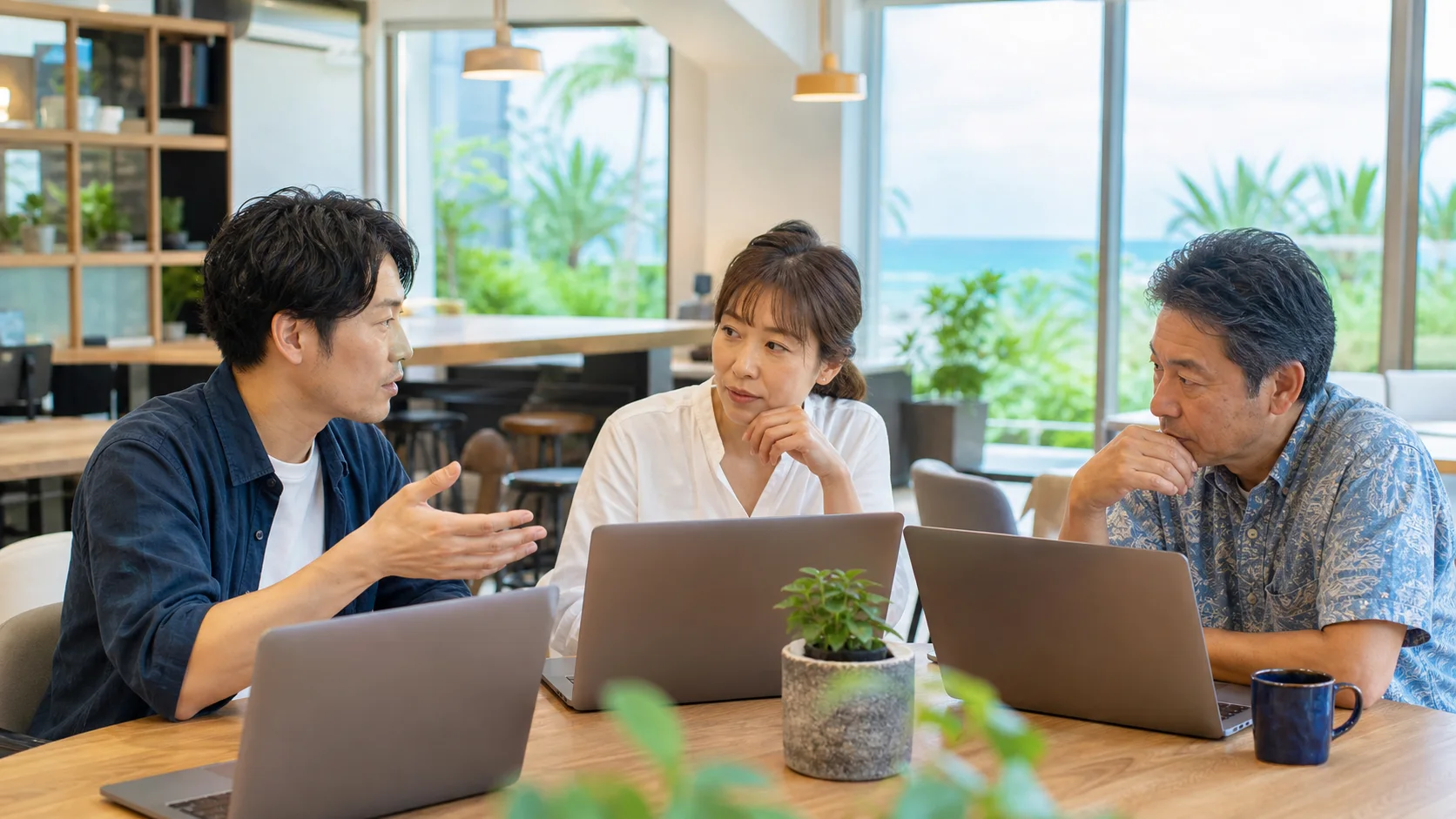 沖縄のコワーキングスペースでAI活用について学ぶ3人